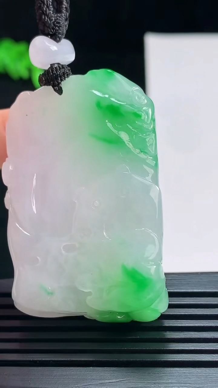 天然A货翡翠观音菩萨吊坠，尺寸48-31-13.6 重量:46.55g
7月17日