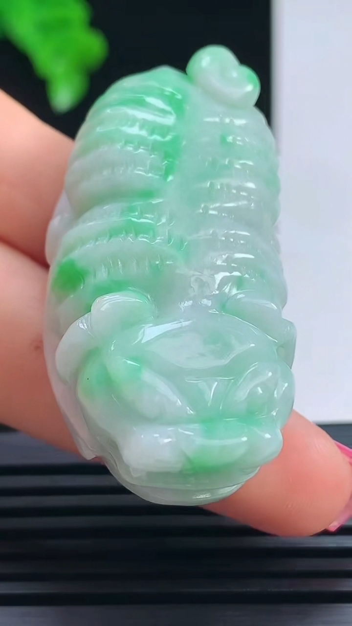 天然A货翡翠生肖虎吊坠，尺寸46.8-23-13.2 重量:29.43g
7月17日