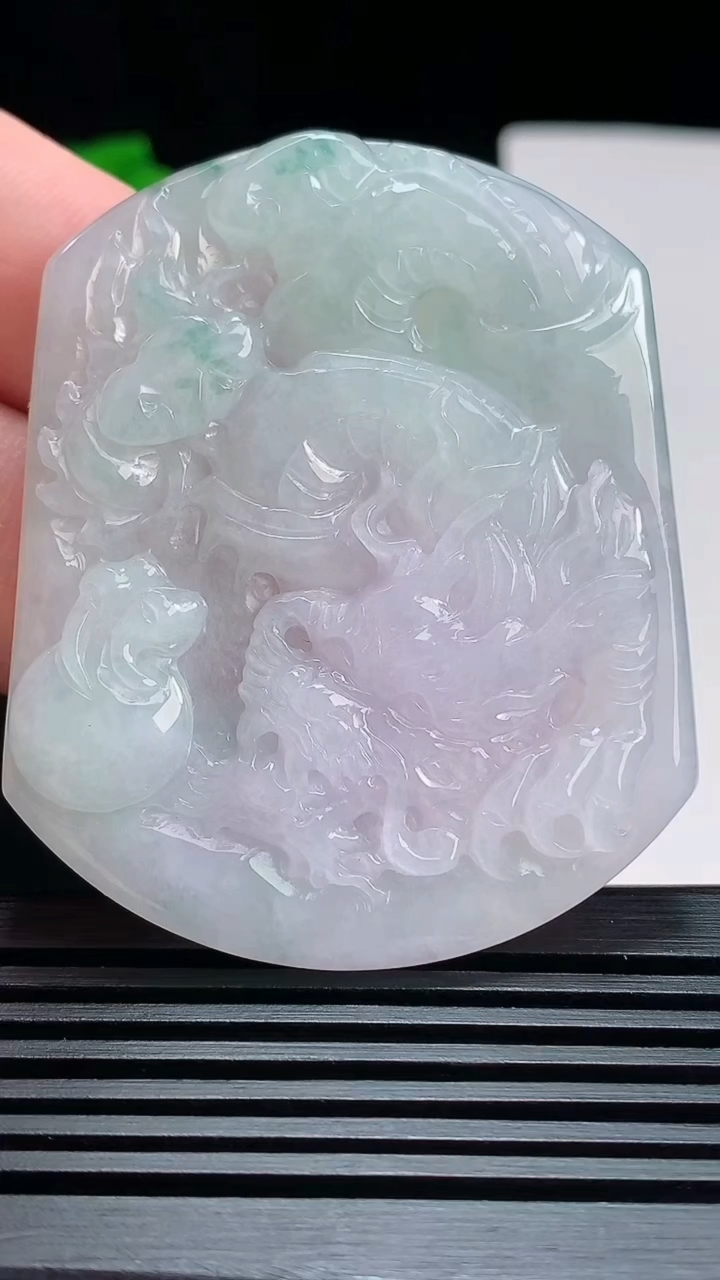 天然A货翡翠飘花龙牌吊坠，尺寸55.5-45-5 重量:28.09g
7月17日
