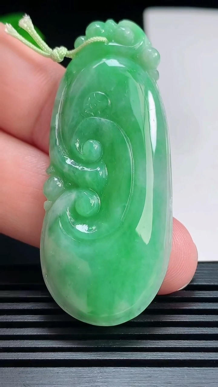 天然A货翡翠如意吊坠，尺寸57.6-23.6-6.3 重量:14.71g
7月17日