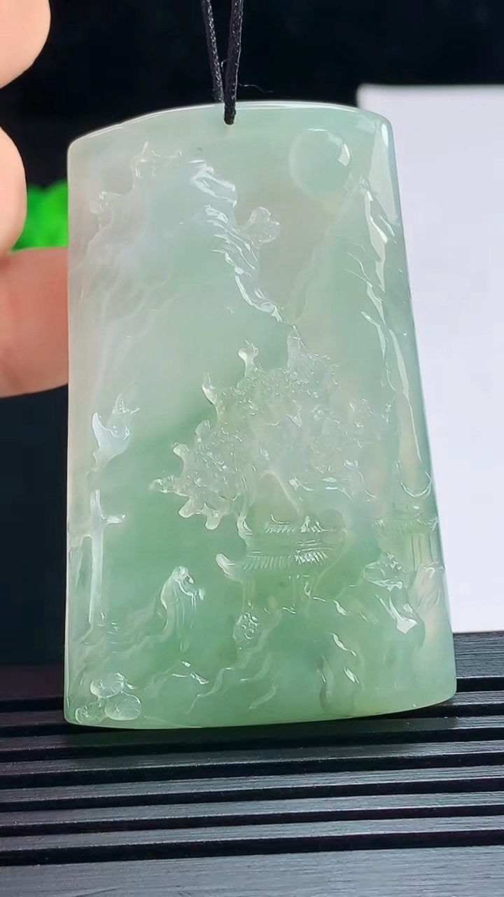 天然A货翡翠山水牌吊坠，尺寸56-34.5-6.5 重量:29.02g
7月17日