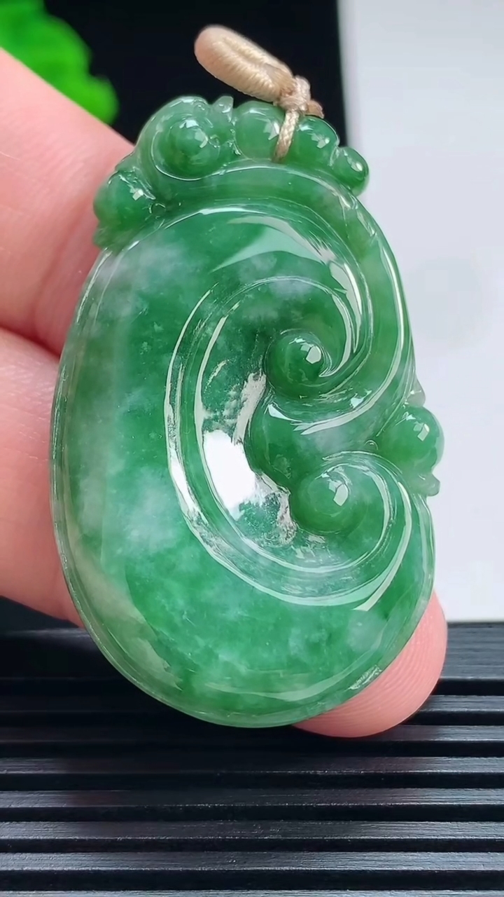 天然A货翡翠如意吊坠，尺寸43.6-28-5.2 重量:11.45g
7月17日