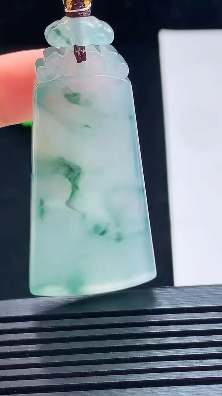 天然A货翡翠种飘花无事牌吊坠，尺寸48-25-6 重量:20.00g
7月17日