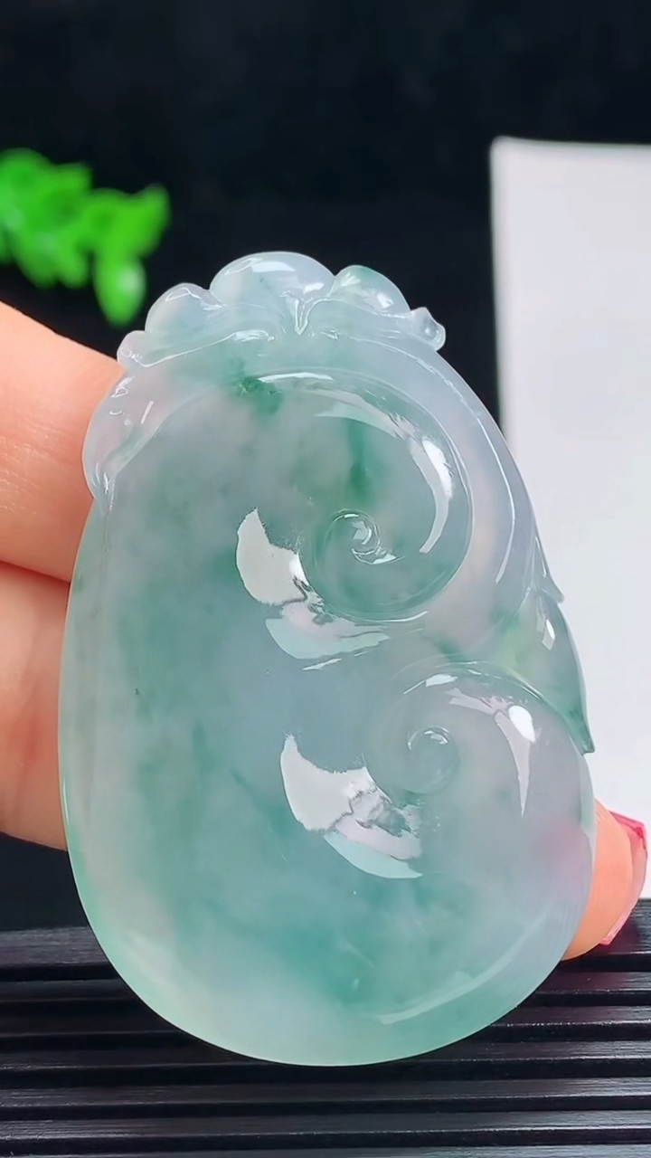 天然A货翡翠种飘花如意吊坠，尺寸49-32-6.8 重量:19.39g
7月17日