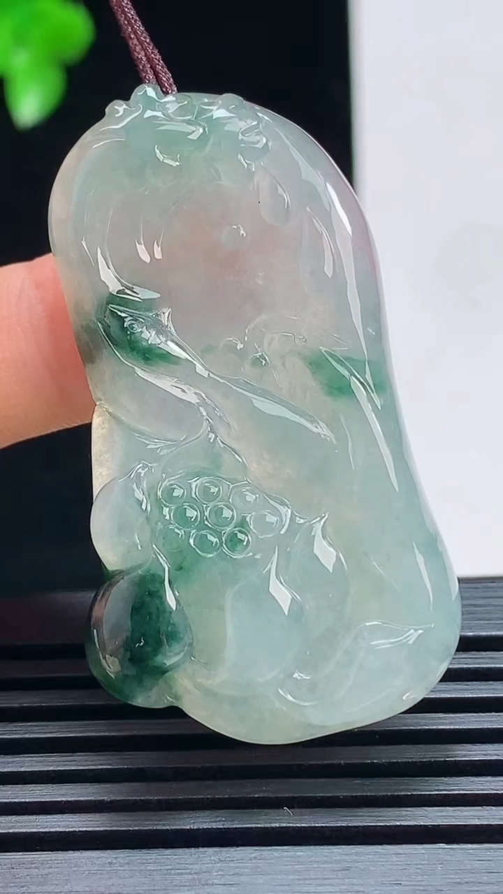 天然A货翡翠飘花和和美美 荷叶鱼吊坠，尺寸45.5-25.5-5.5 重量:12.18g
7月17日