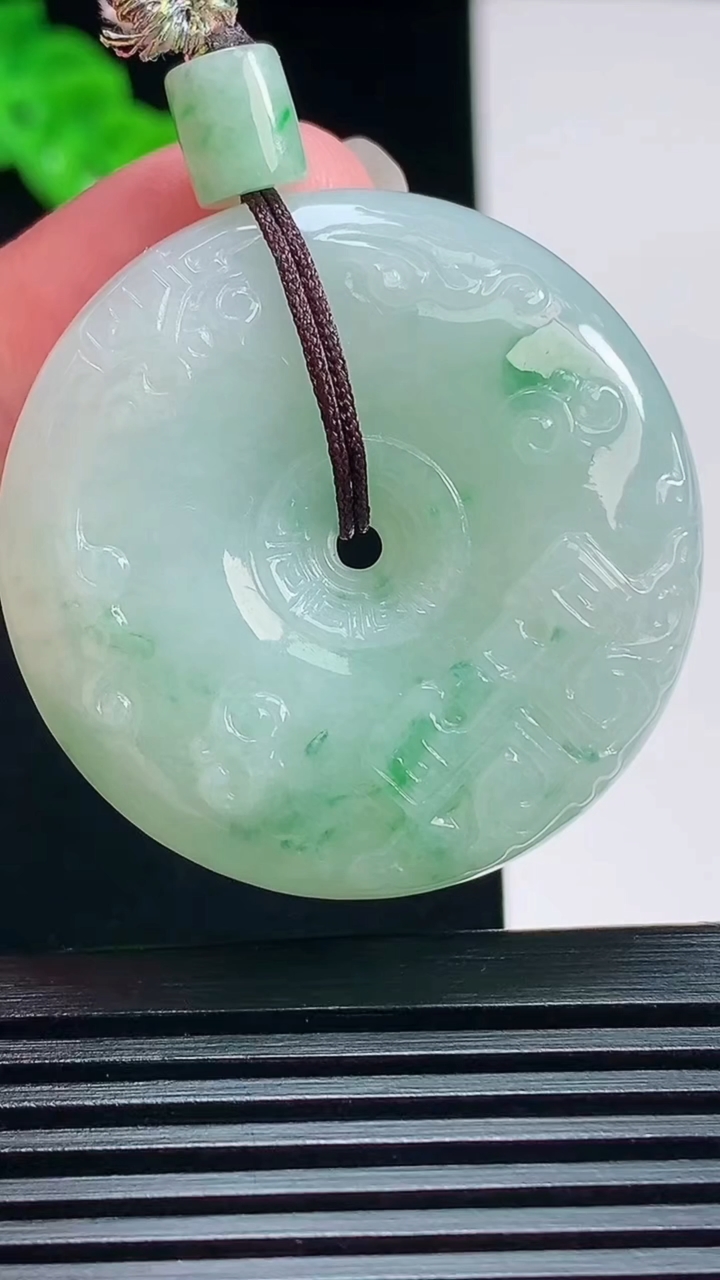 天然A货翡翠雕花平安扣吊坠，尺寸37-10 重量:28.13g
7月17日