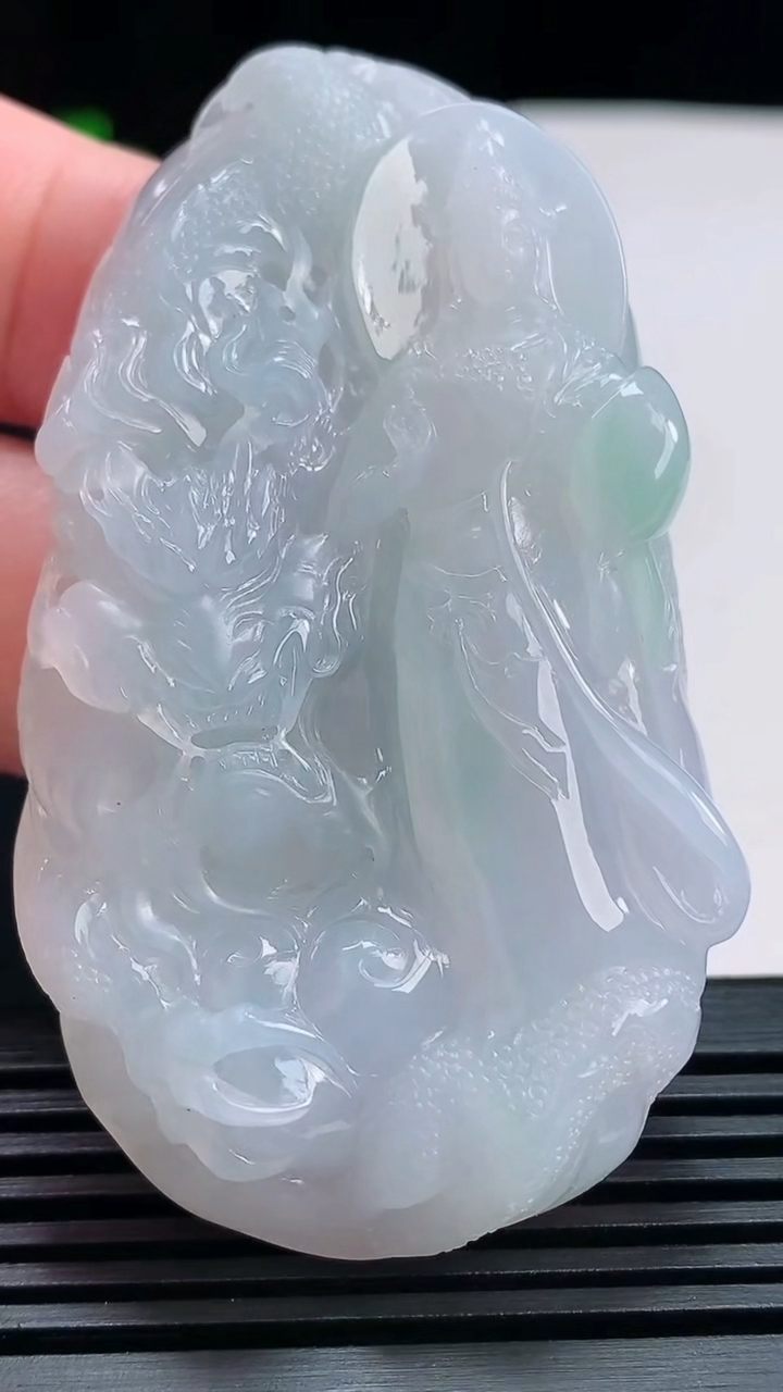 天然A货翡翠春带彩 紫罗兰祥龙观音吊坠，尺寸64-36.6-11.3 重量:53.44g
7月17日