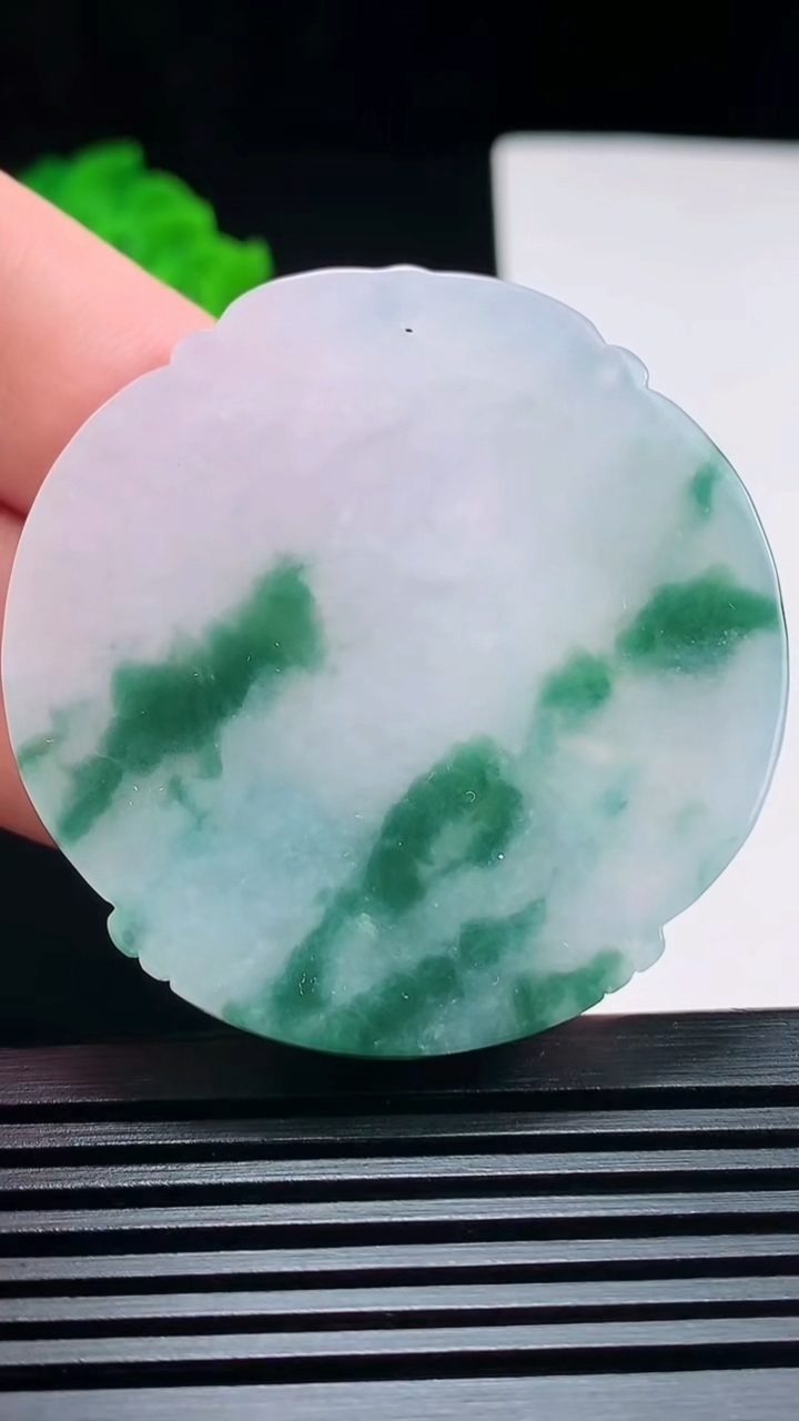 天然A货翡翠飘花千手观音菩萨吊坠，尺寸48.5-47-6 重量:26.48g
7月17日