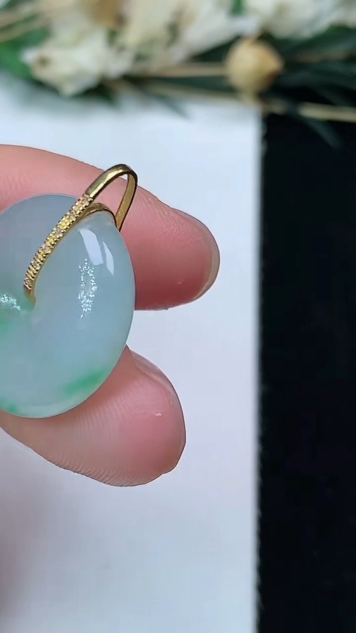 天然A货翡翠平安扣吊坠，尺寸18-5.3，重量:4.00g
7月17日