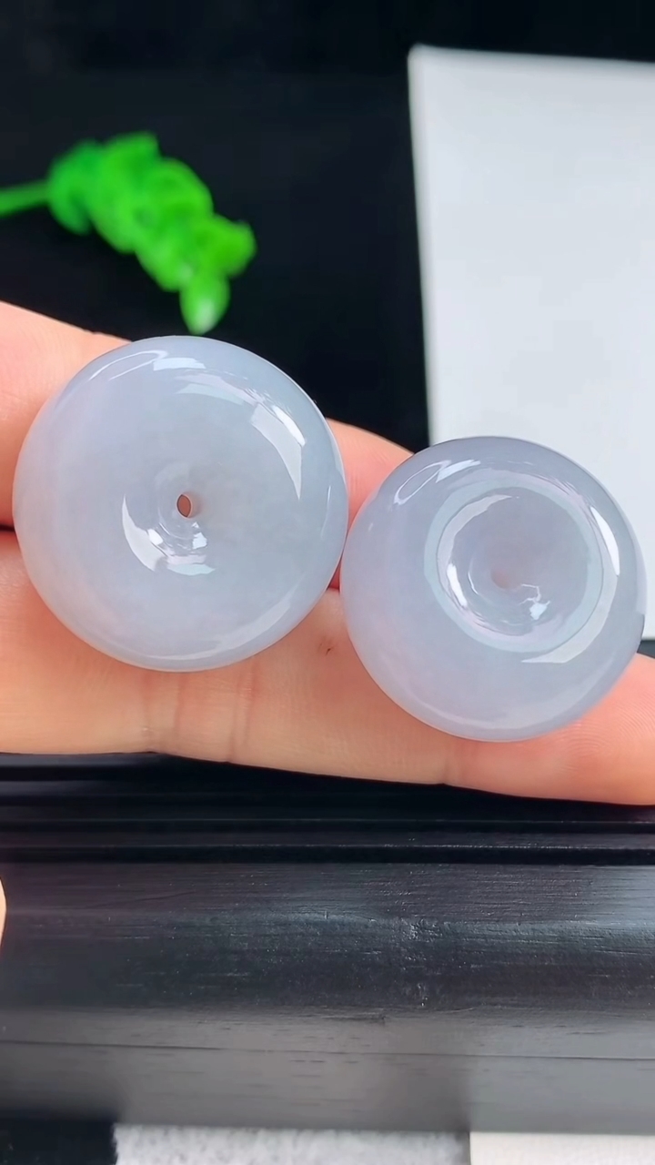 天然A货翡翠紫罗兰平安扣吊坠一对，尺寸23-11.2 重量:28.35g
7月17日