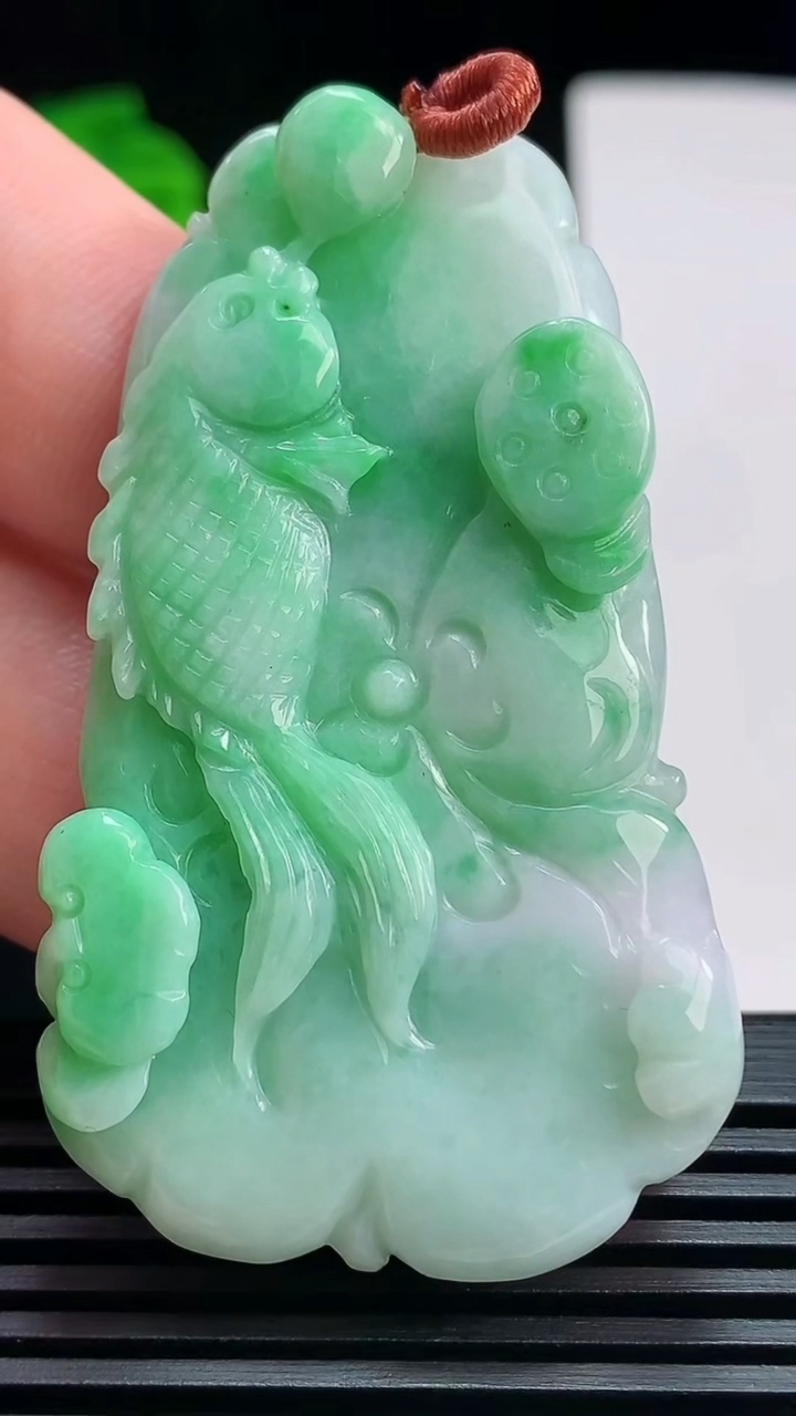 天然A货翡翠和和美美 荷叶鱼吊坠，尺寸56.5-33-5 重量:18.79g
7月17日