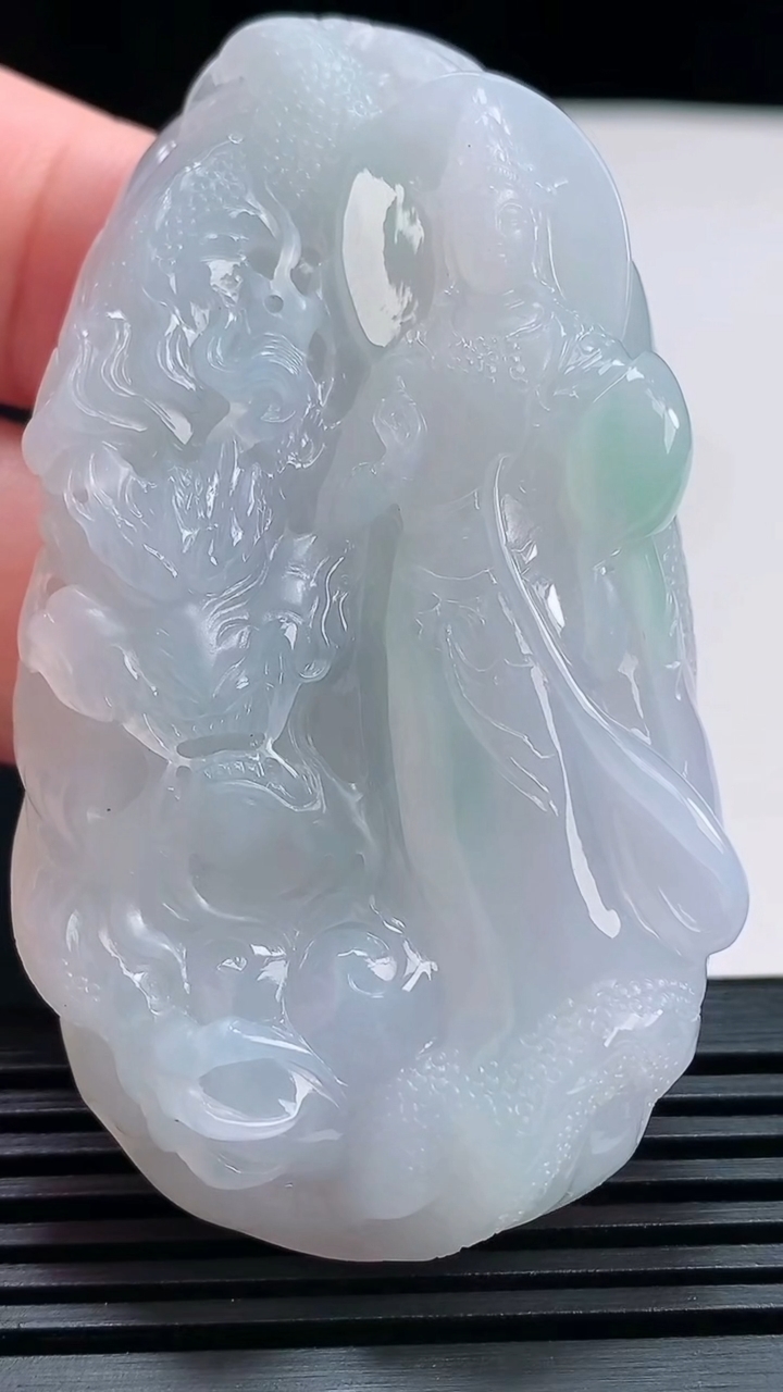 天然A货翡翠春带彩 紫罗兰祥龙观音吊坠，尺寸64-36.6-11.3 重量:53.44g
7月17日