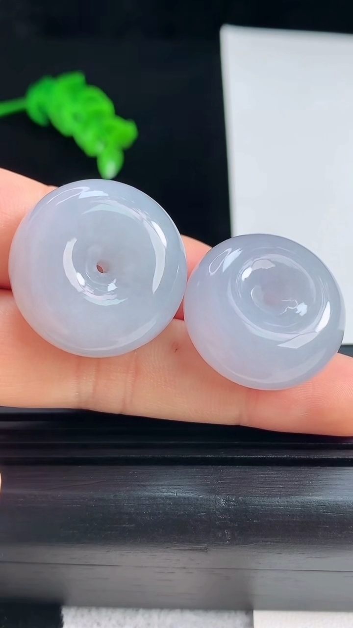 天然A货翡翠紫罗兰平安扣吊坠一对，尺寸23-11.2 重量:28.35g
7月17日