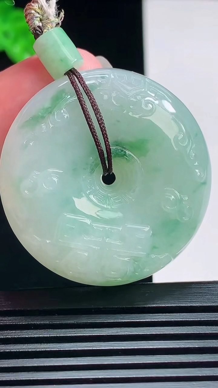 天然A货翡翠雕花平安扣吊坠，尺寸37-10 重量:28.13g
7月17日