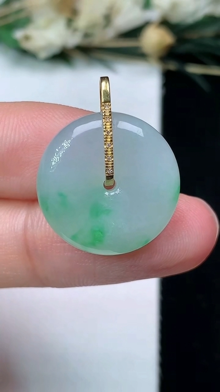 天然A货翡翠平安扣吊坠，尺寸18-5.3，重量:4.00g
7月17日
