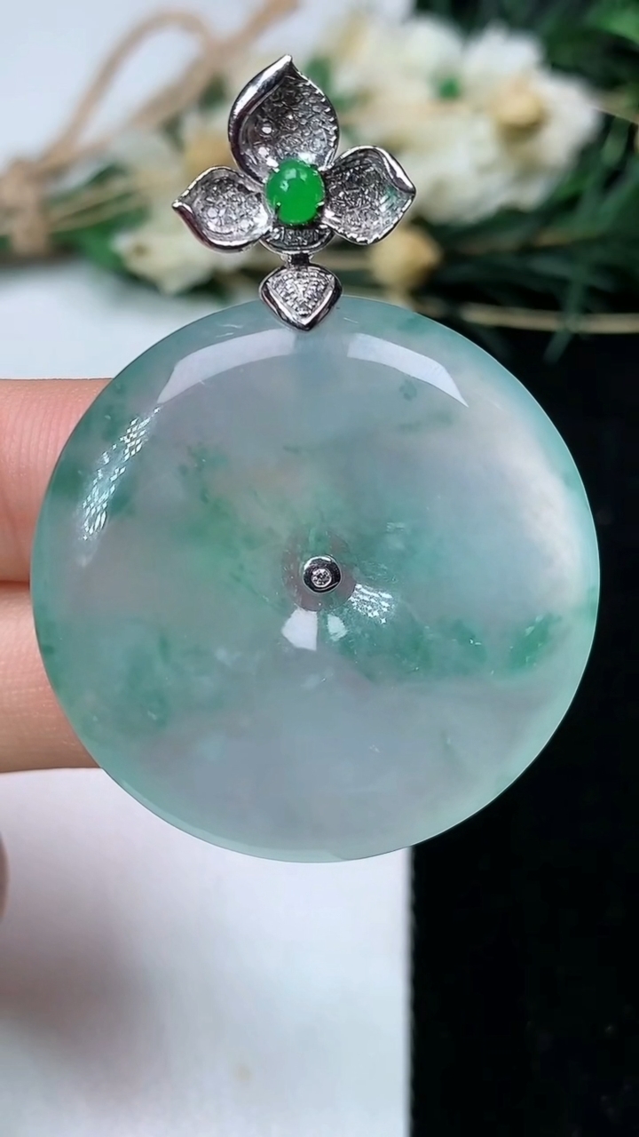 天然A货翡翠飘花平安扣吊坠，尺寸33-5.9，重量:14.31g
7月17日