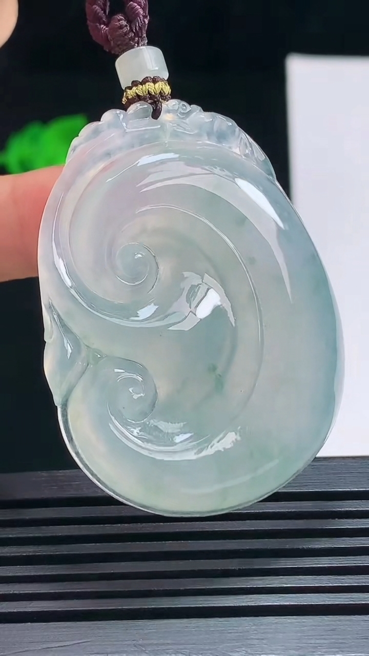 天然A货翡翠冰种飘花如意吊坠，尺寸46.6-35.5-5.8 重量:21.29g
7月17日