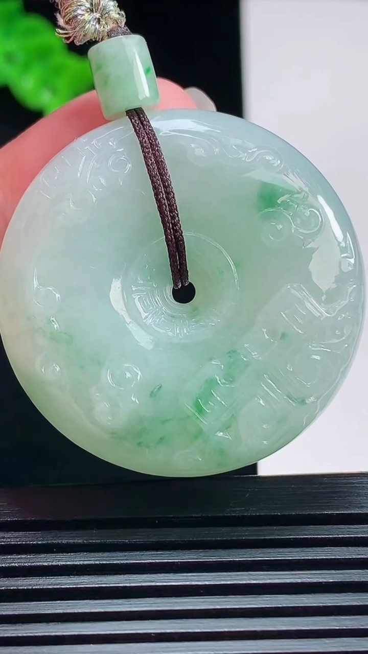 天然A货翡翠雕花平安扣吊坠，尺寸37-10 重量:28.13g
7月17日