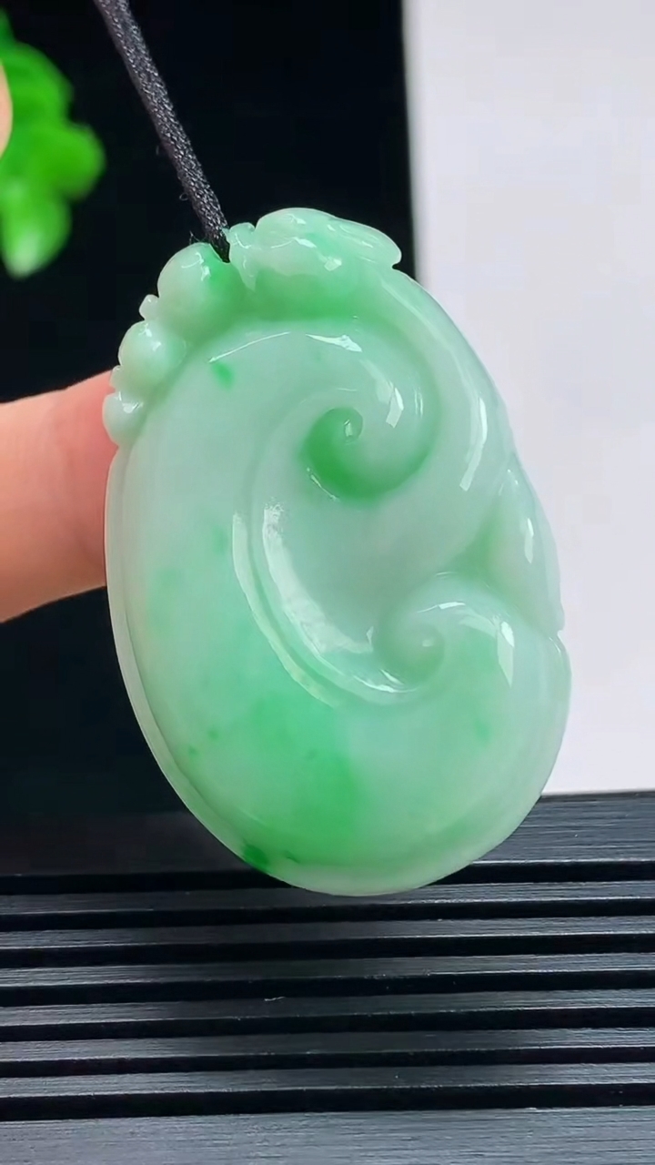 天然A货翡翠如意吊坠，尺寸38.6-25.5-6.6 重量:12.35g
7月17日
