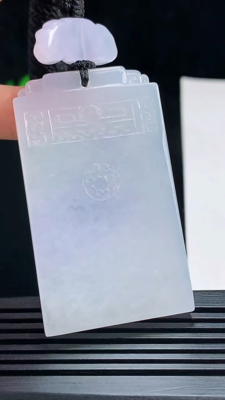 天然A货翡翠种紫罗兰 仿古无事牌吊坠，尺寸55-32-6 重量:39.81g
7月17日