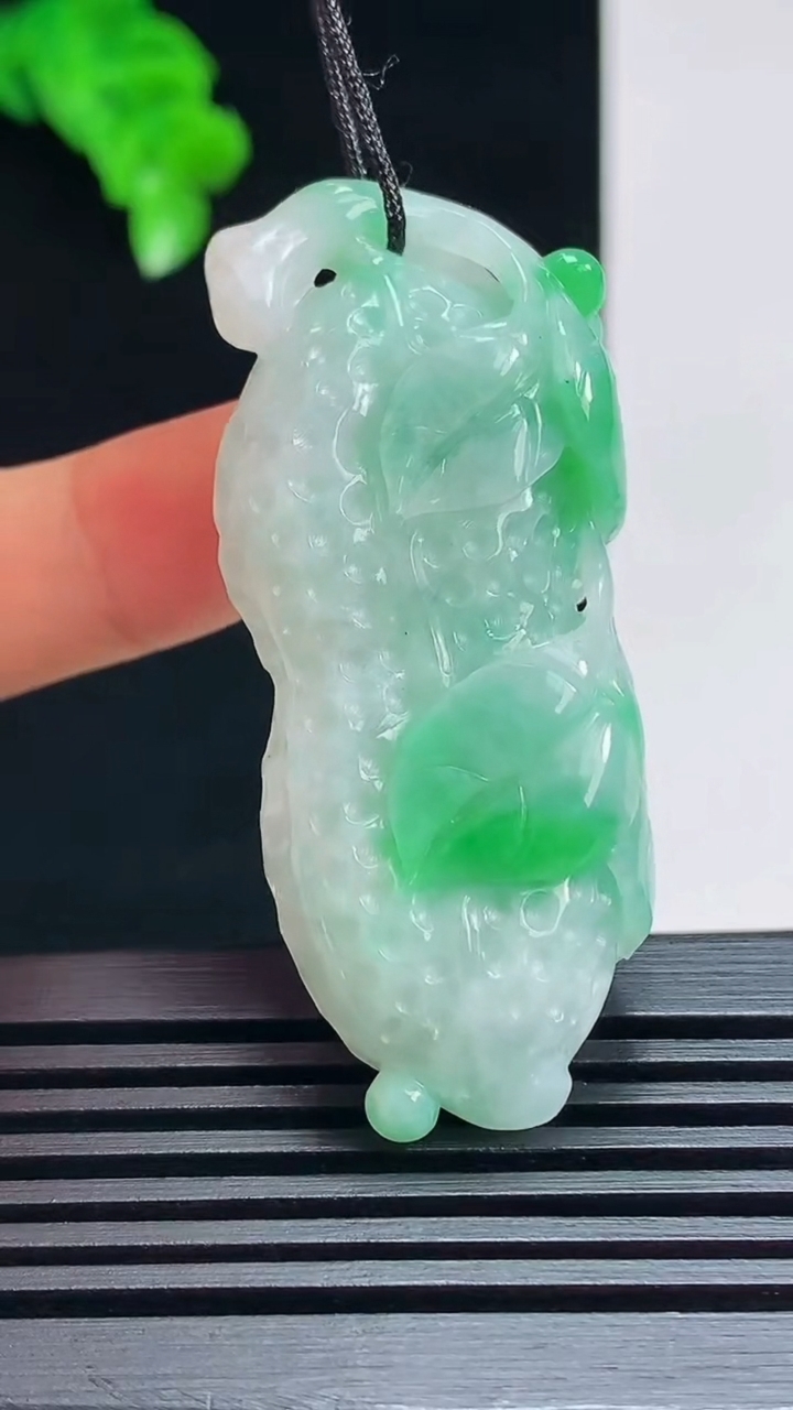 天然A货翡翠花生吊坠，尺寸50.6-22-12 重量:21.83g
7月17日
