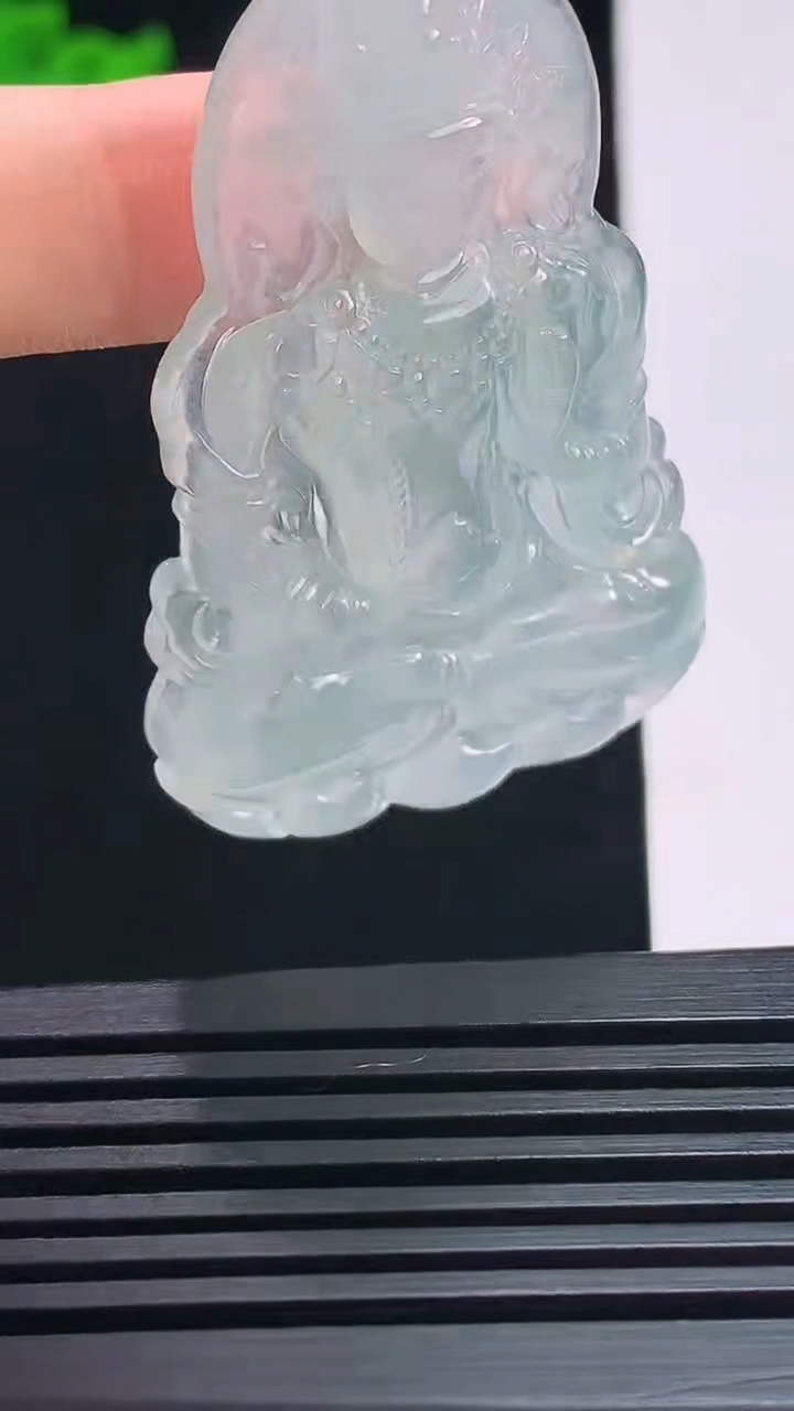 天然A货翡翠度母菩萨吊坠，尺寸49.5-32-5.5 重量:15.23g
7月17日