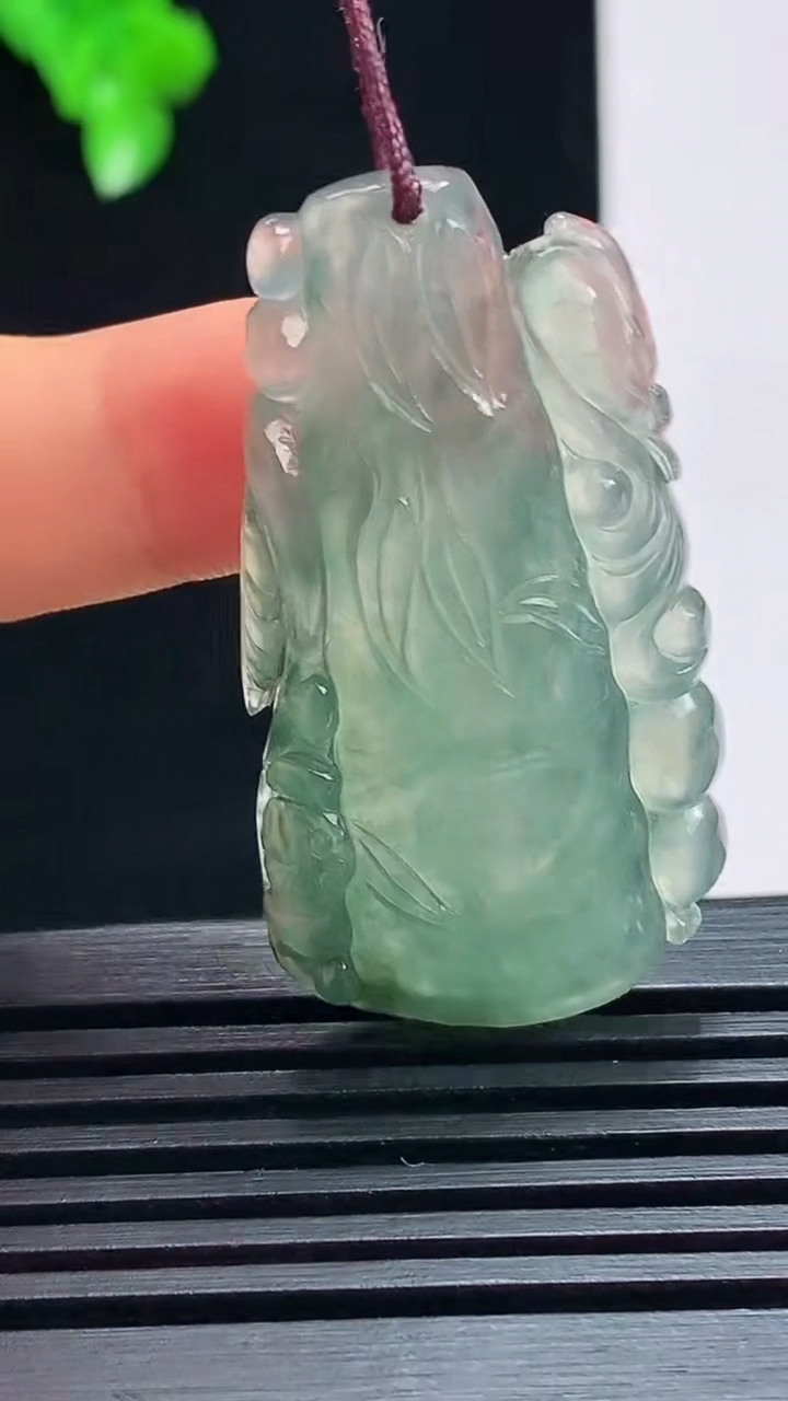 天然A货翡翠节节高升 竹节吊坠，尺寸41.5-22.2-6 重量:10.67g
7月17日
