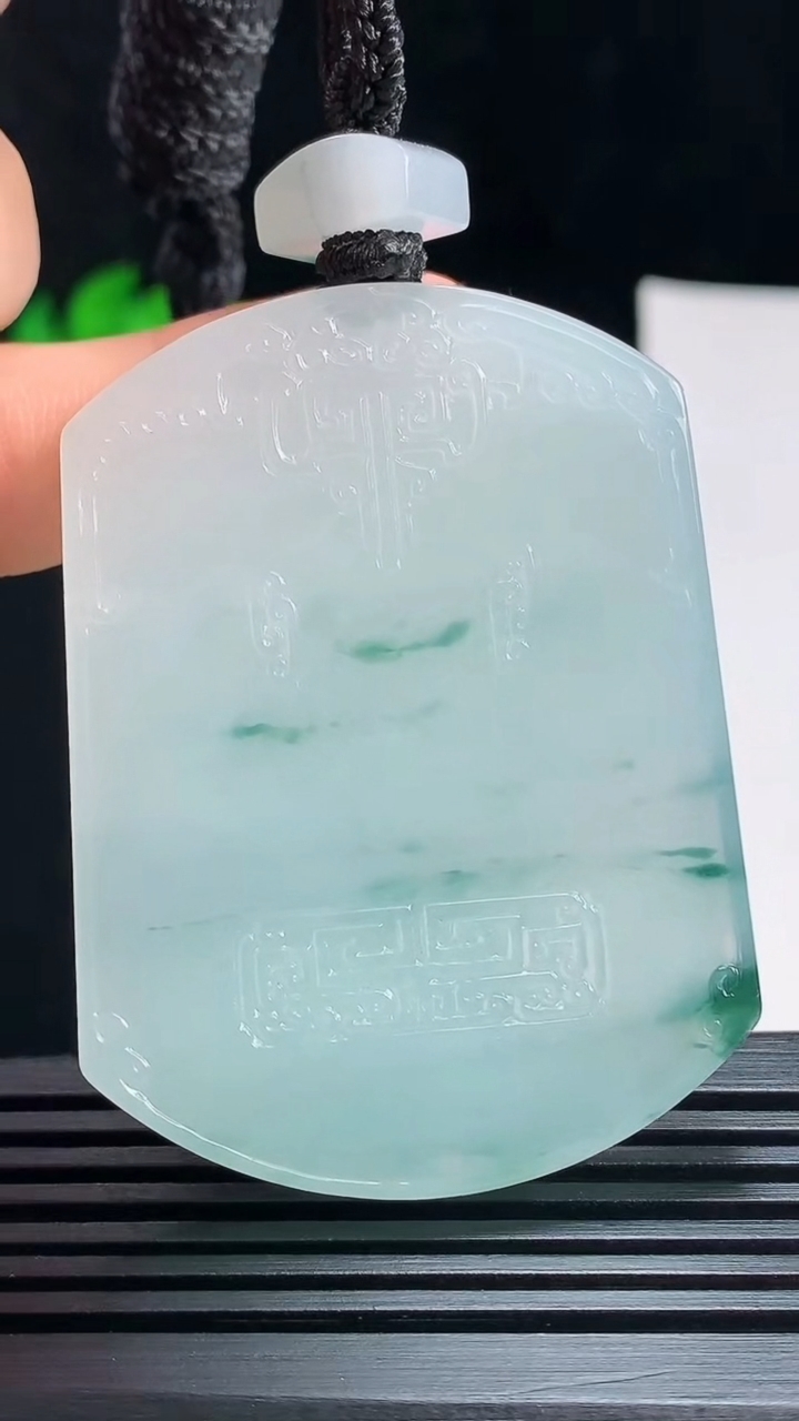 天然A货翡翠种飘花仿古无事牌吊坠，尺寸53-39.8-5.6 重量:39.19g
7月17日