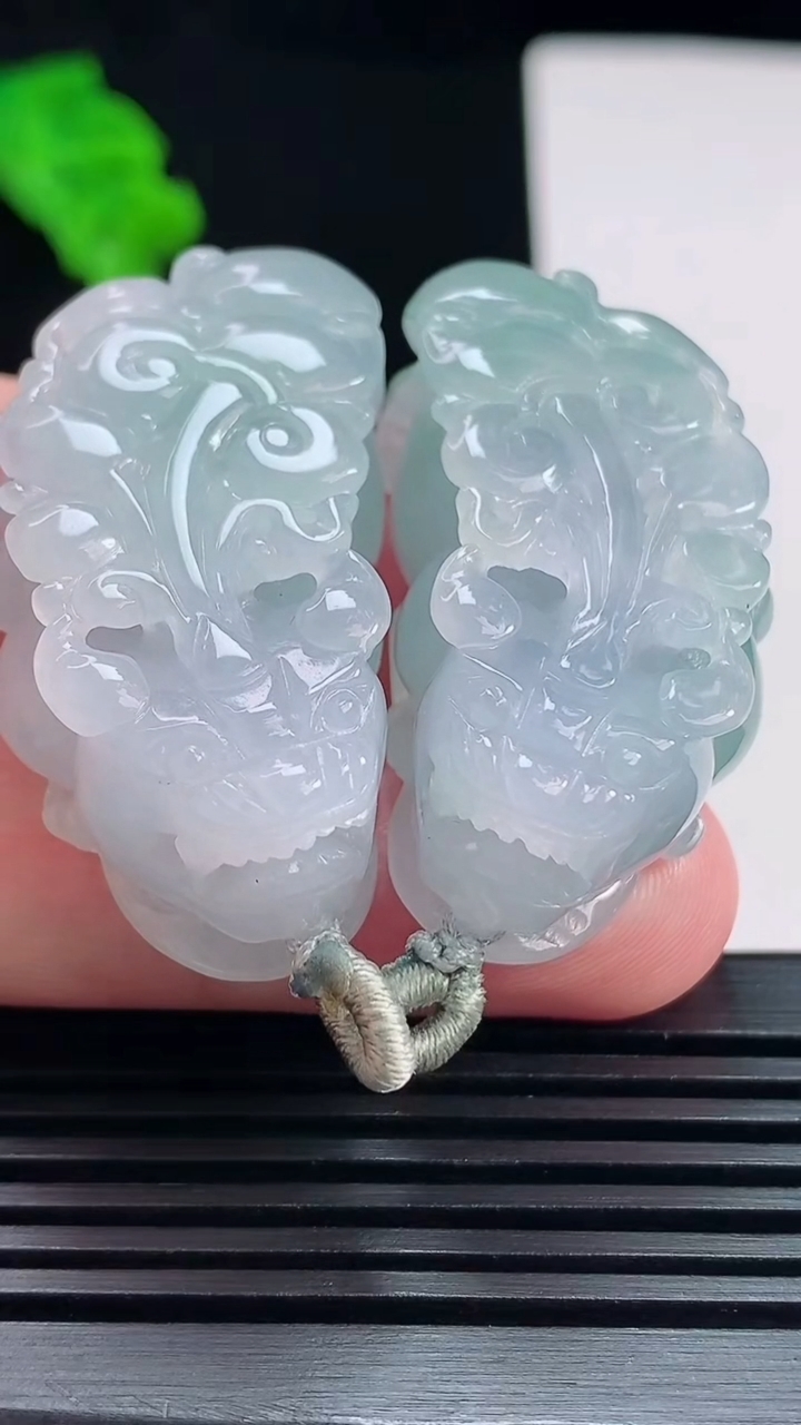 天然A货翡翠貔貅吊坠一对，尺寸39.5-21.6-14.6 重量:47.16g
7月17日