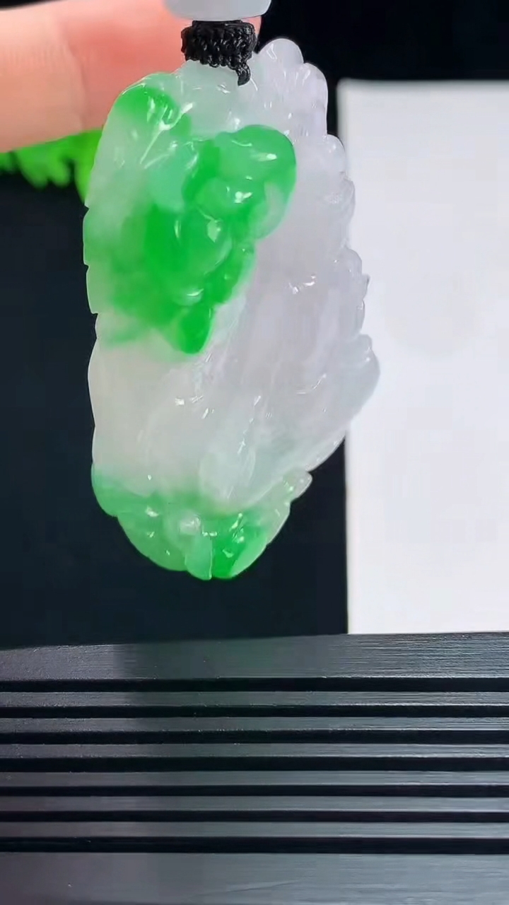 天然A货翡翠观音菩萨吊坠，尺寸48-31-13.6 重量:46.55g
7月17日
