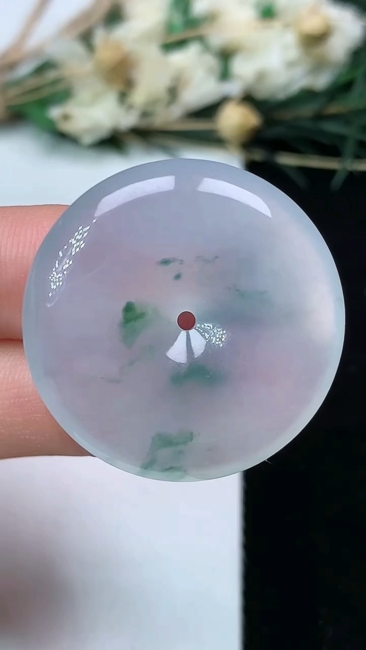天然A货翡翠飘花平安扣吊坠，尺寸29.2-5.7，重量:10.02g
7月17日