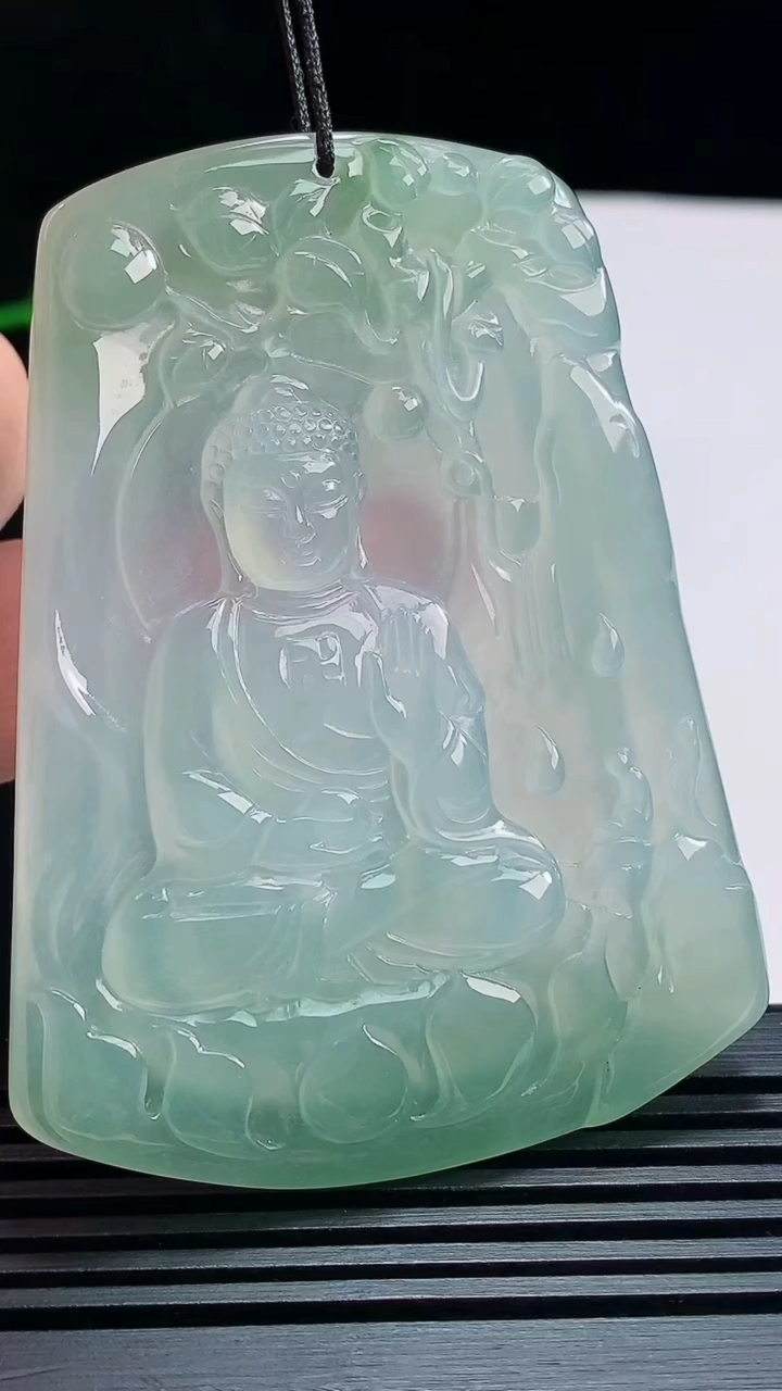 天然A货翡翠阿弥陀佛吊坠，尺寸65.5-49.2-4.7 重:35.87g  h255
7月17日