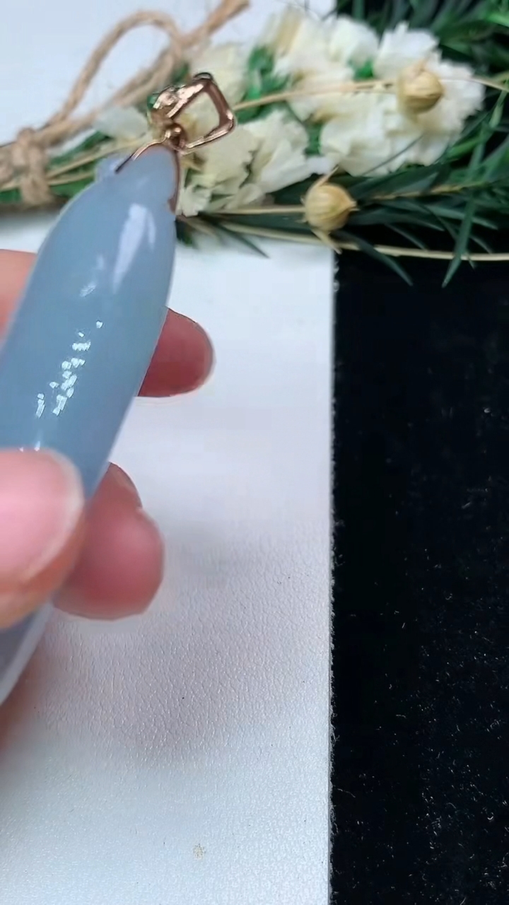 天然A货翡翠k金紫罗兰福瓜吊坠，尺寸54.8-25.6-13.5，重量:31.99g
7月17日