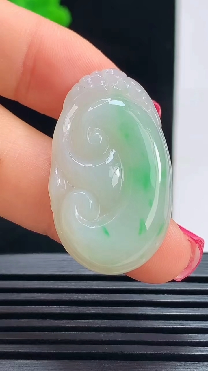 天然A货翡翠如意吊坠，尺寸32.8-19-4.2 重量:5.00g
7月17日