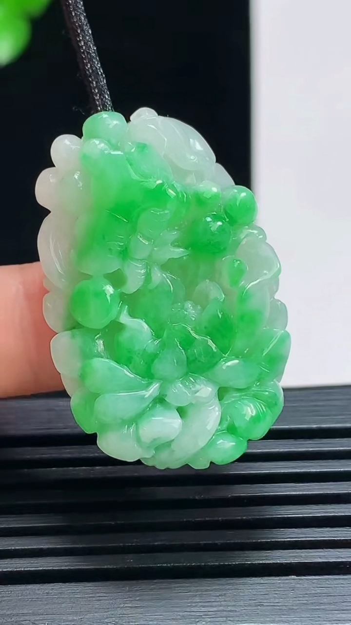 天然A货翡翠莲花吊坠，尺寸32.5-21.5-9.6 重量:9.51g
7月17日