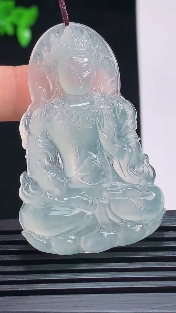 天然A货翡翠度母菩萨吊坠，尺寸49.5-32-5.5 重量:15.23g
7月17日