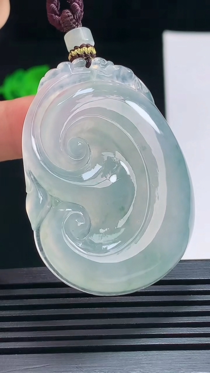天然A货翡翠冰种飘花如意吊坠，尺寸46.6-35.5-5.8 重量:21.29g
7月17日