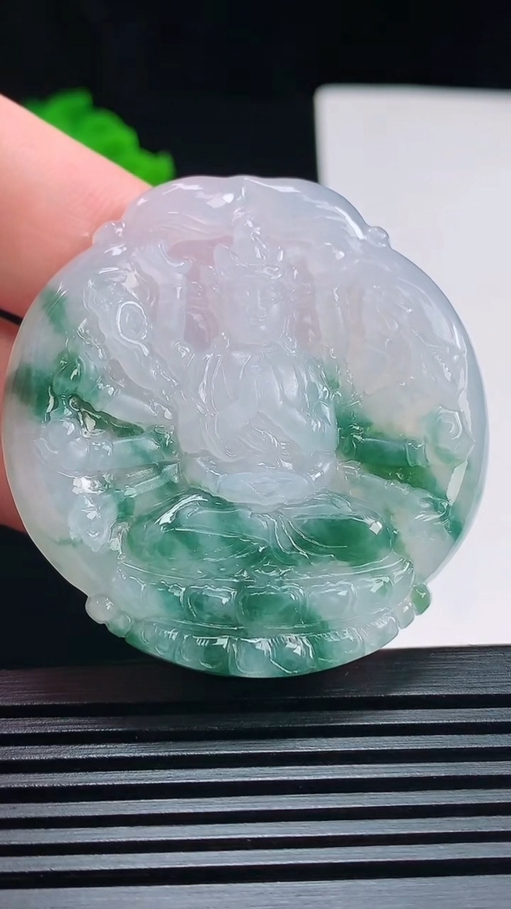天然A货翡翠飘花千手观音菩萨吊坠，尺寸48.5-47-6 重量:26.48g
7月17日