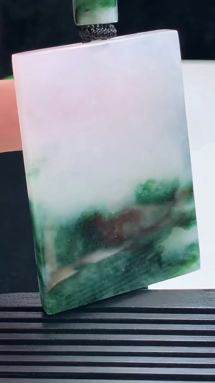 天然A货翡翠飘花无事牌吊坠，尺寸53.5-36.5-5.5 重量:38.58g
7月17日