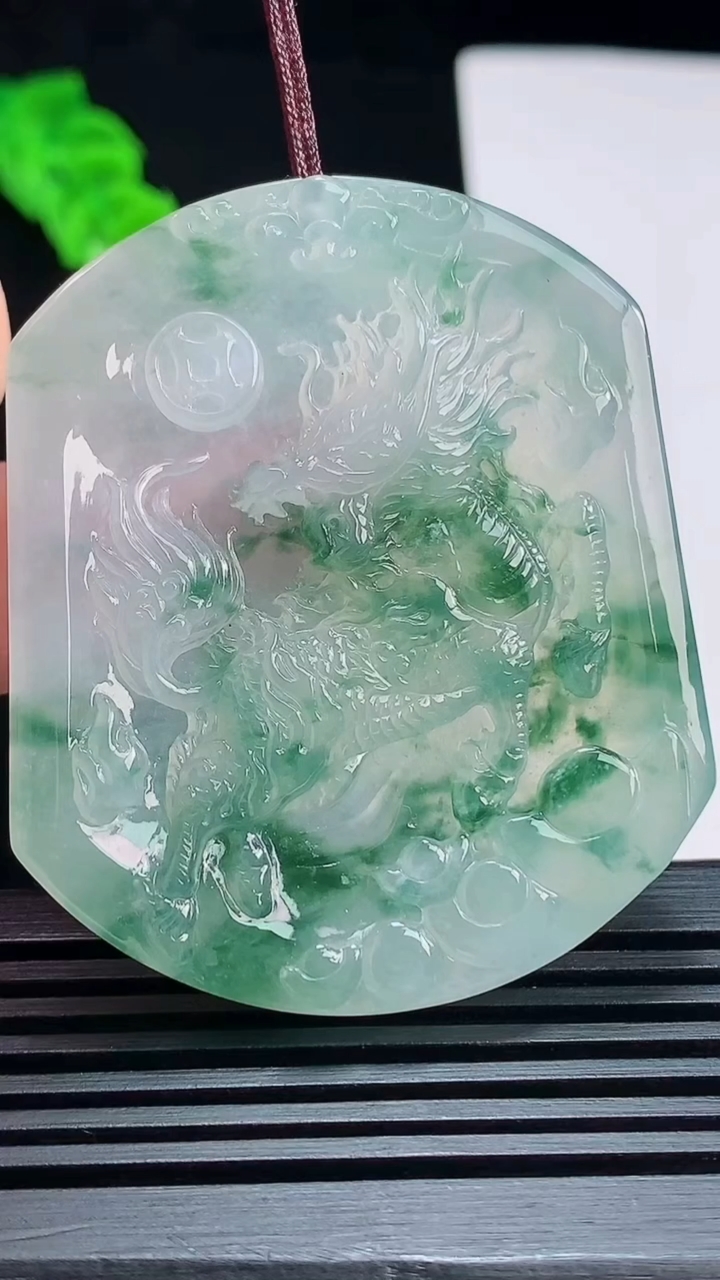 天然A货翡翠种飘花麒麟吊坠，尺寸52.8-44.6-5.5 重量:29.40g
7月18日
