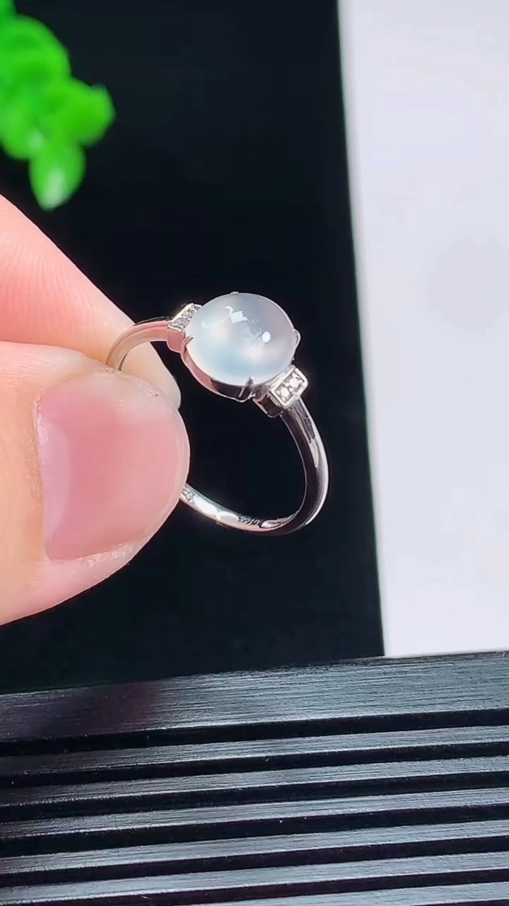 天然A货翡翠种白冰蛋面戒指，尺寸17.8-8-7-5 重量:1.51g2026年7月18日
工厂直销收藏佳品,种好水足，色泽均匀，有种有色，上手高大气！