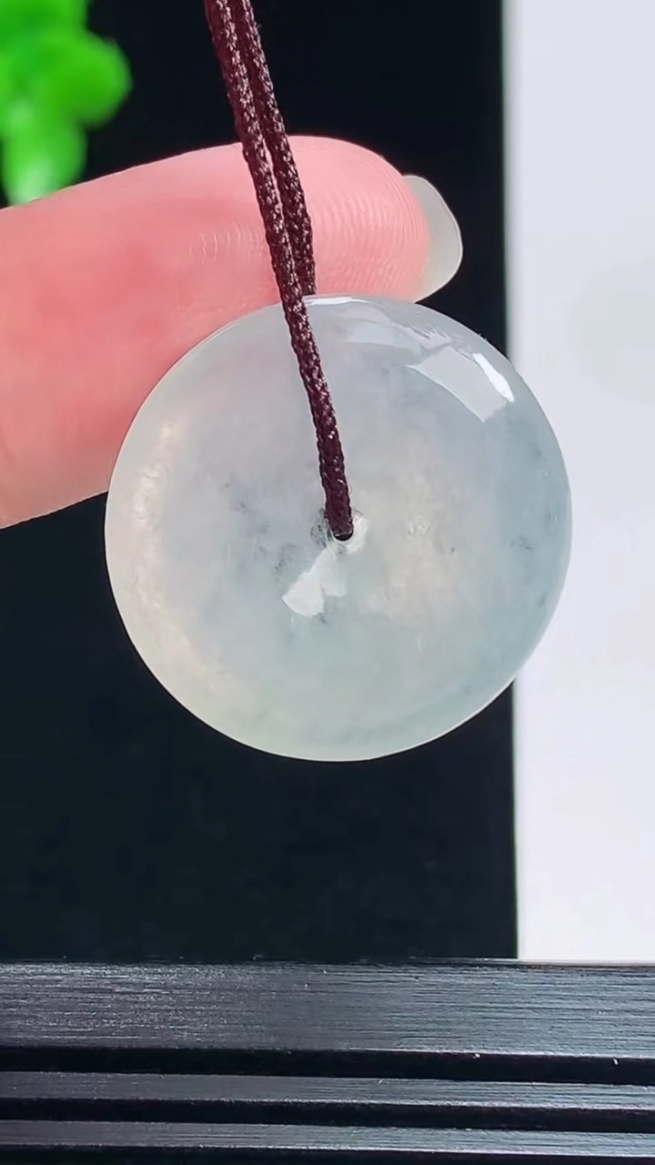 天然A货翡翠平安扣吊坠，尺寸22.6-4 重量:4.35g
7月18日