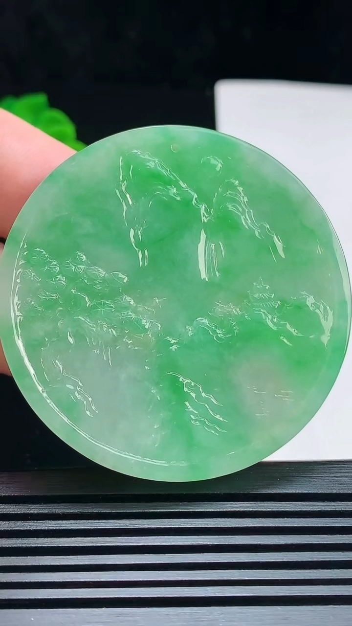 天然A货翡翠山水牌吊坠，尺寸53.5-5.5 重量:35.31g
7月18日