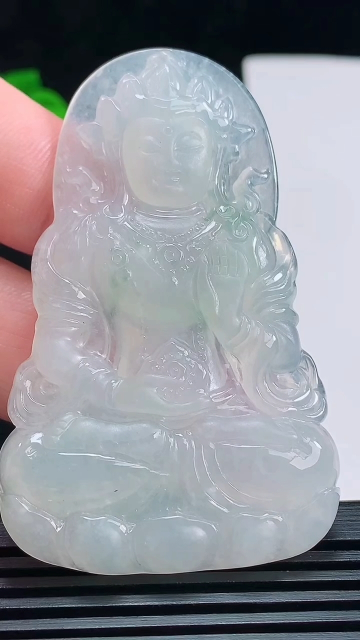 天然A货翡翠冰种飘花度母菩萨吊坠，尺寸65-40.5-5.5 重量:25.65g
7月18日