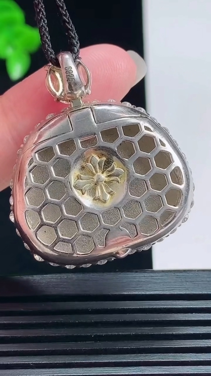 天然A货翡翠凤凰吊坠，尺寸34.6-30.6-10.8，裸石22.5-26 重量:15.95g
7月18日
