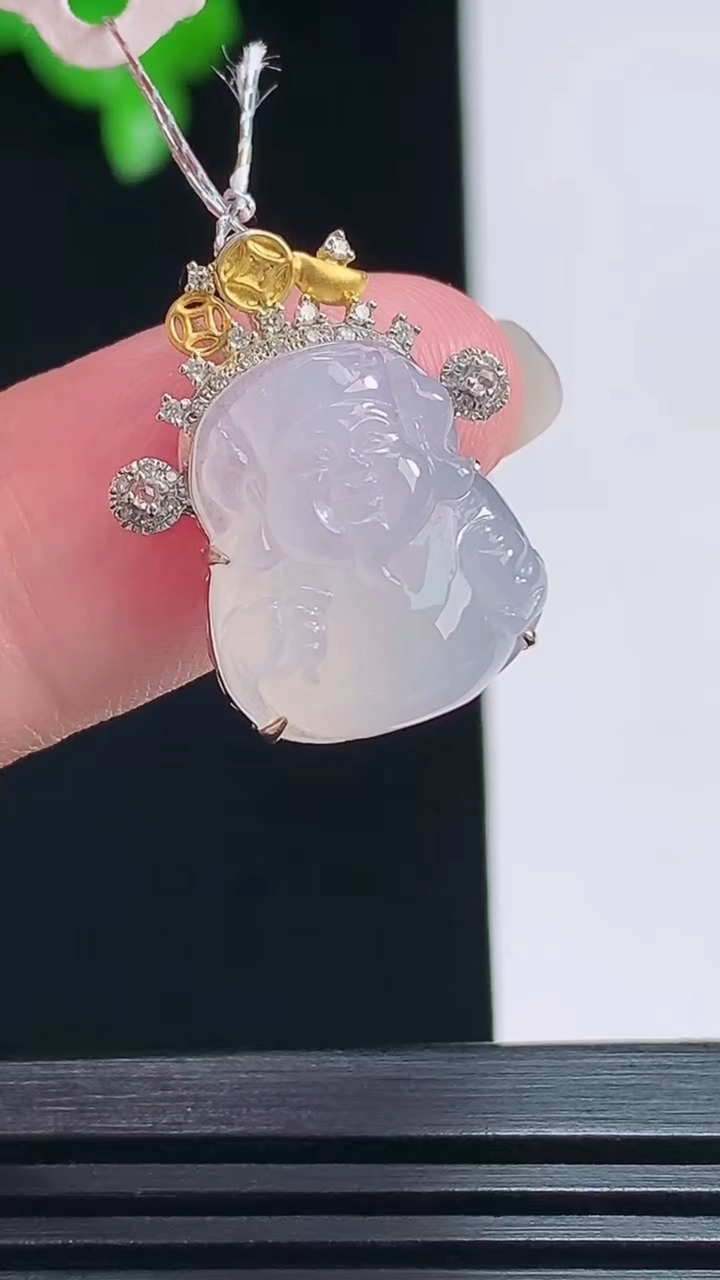 天然A货翡翠种白冰财神爷吊坠，尺寸21-17.5-8，裸石16-13.5 重量:3.30g
7月18