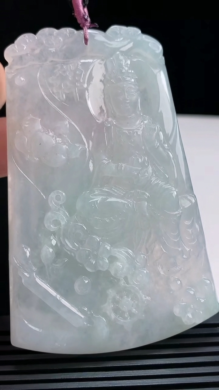 天然A货翡翠观音菩萨吊坠，尺寸80-51.6-5.2 重量:51.85g
7月18日