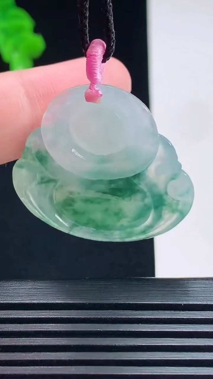 天然A货翡翠飘花佛公吊坠，尺寸30-33.5-5.5 重量:9.20g
7月18日