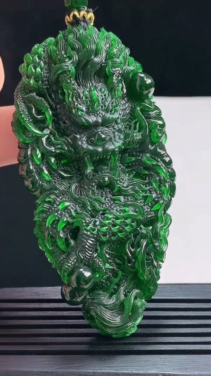 天然A货翡翠龙牌吊坠，尺寸80-38.6-12 重量:54.28g
7月18日