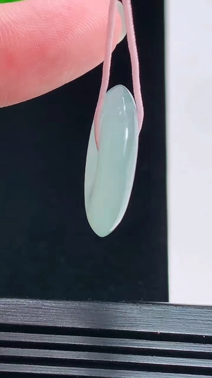 天然A货翡翠平安扣吊坠，尺寸22.5-5 重量:5.38g
7月18日